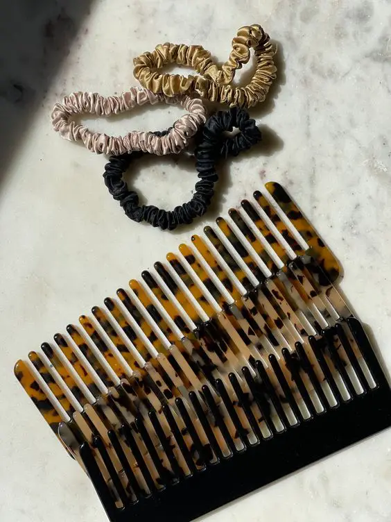 Detangling Comb with Conditioner Dispenser
